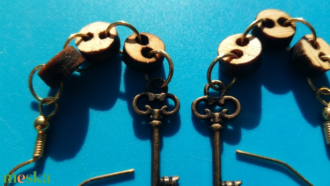 Kulcsos fülbevaló. (dugóaljú) Láncos.  - esküvő - ékszer - fülbevaló - Meska.hu