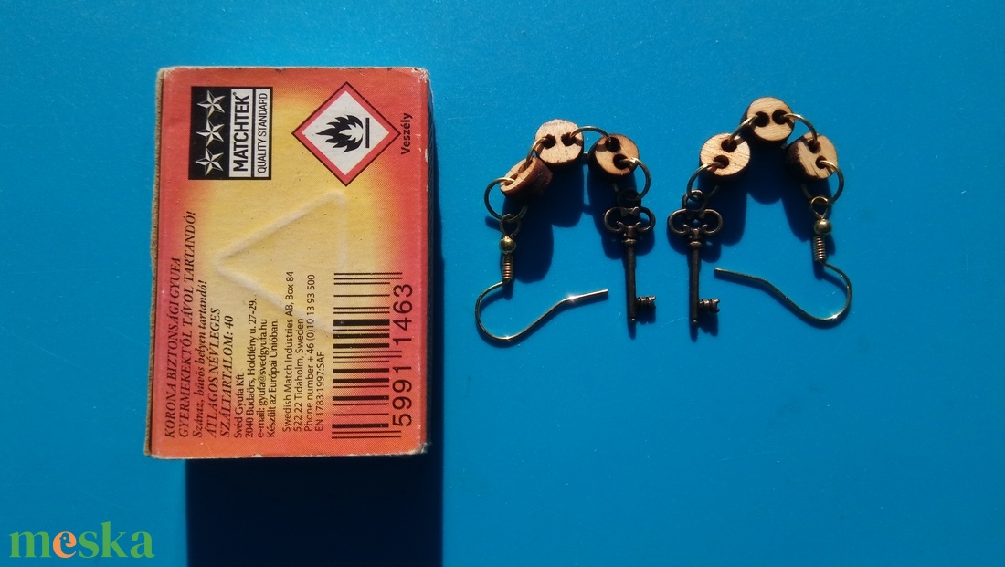 Kulcsos fülbevaló. (dugóaljú) Láncos.  - esküvő - ékszer - fülbevaló - Meska.hu