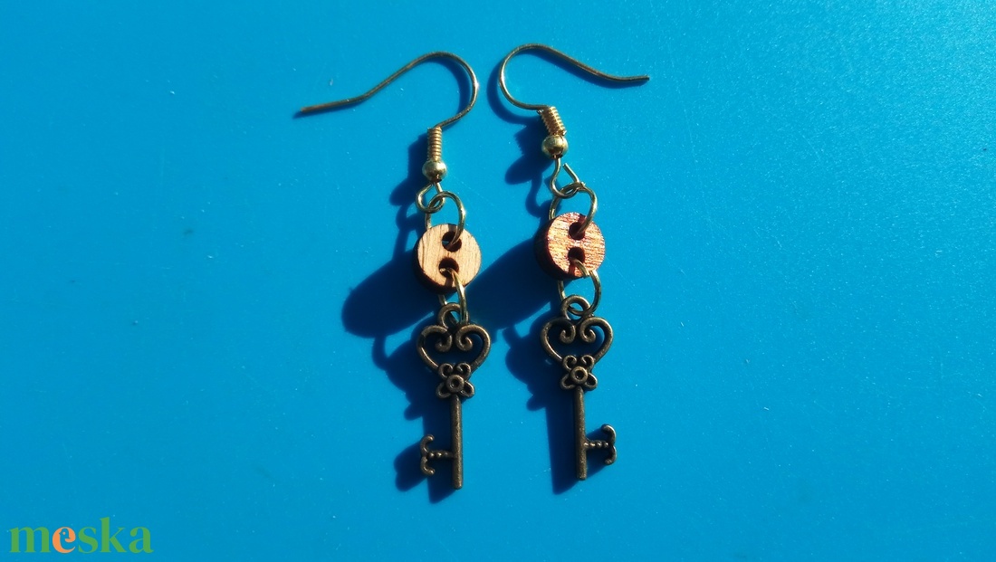 Kulcsos fülbevaló. (bardvégü) Láncos.  - esküvő - ékszer - fülbevaló - Meska.hu