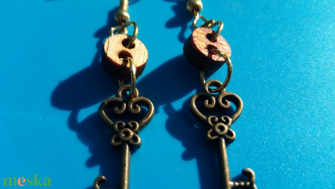 Kulcsos fülbevaló. (bardvégü) Láncos.  - esküvő - ékszer - fülbevaló - Meska.hu