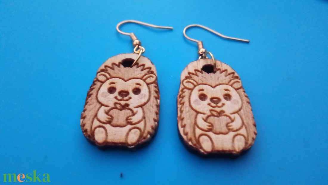 Gravírozott, kivágott sünis fülbevaló. Sündisznó alakkal készült sündisznós füldísz. - esküvő - ékszer - fülbevaló - Meska.hu