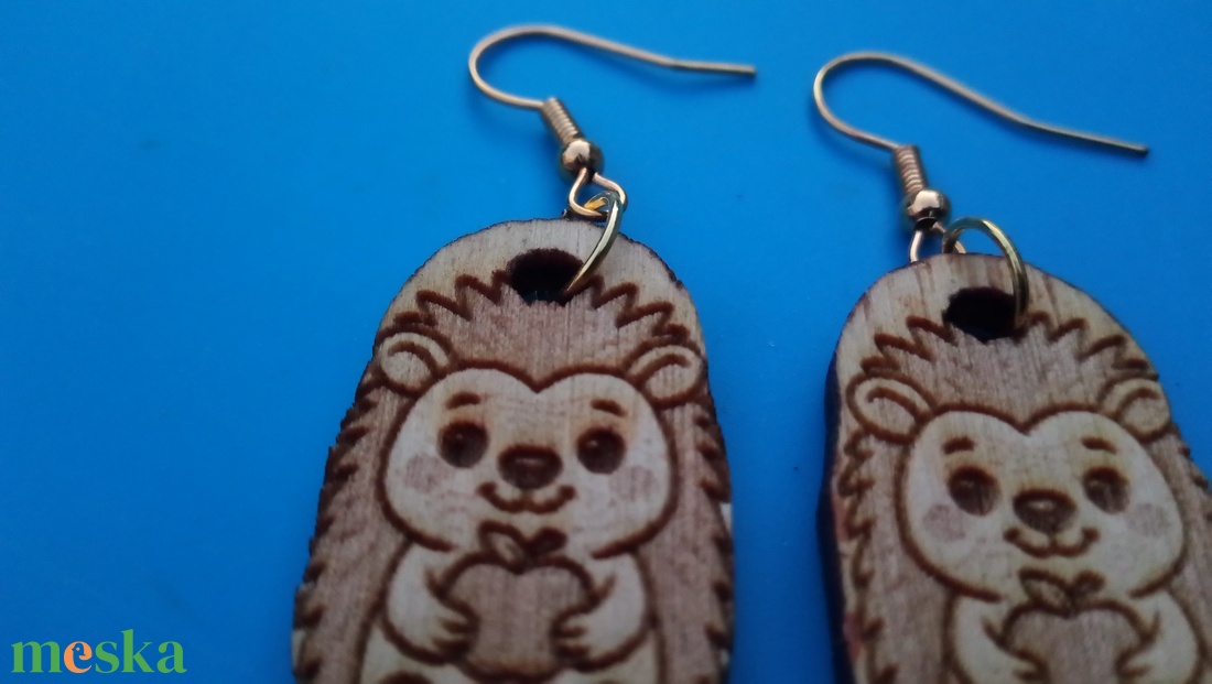 Gravírozott, kivágott sünis fülbevaló. Sündisznó alakkal készült sündisznós füldísz. - esküvő - ékszer - fülbevaló - Meska.hu