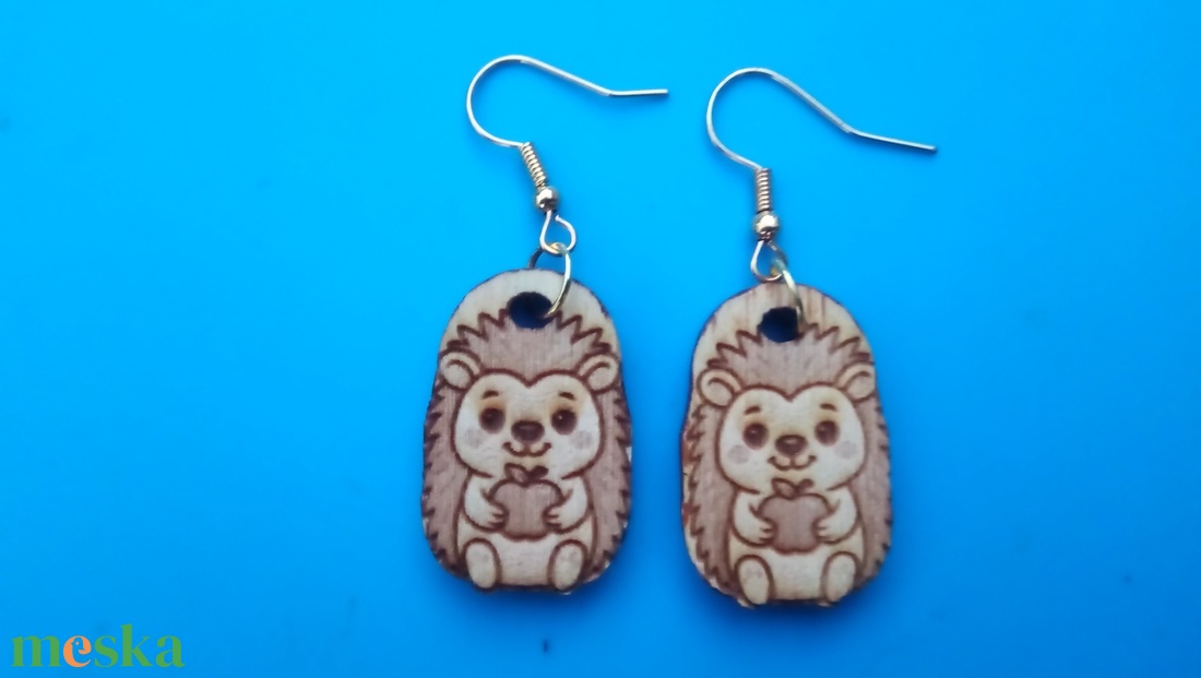 Gravírozott, kivágott sünis fülbevaló. Sündisznó alakkal készült sündisznós füldísz. - esküvő - ékszer - fülbevaló - Meska.hu