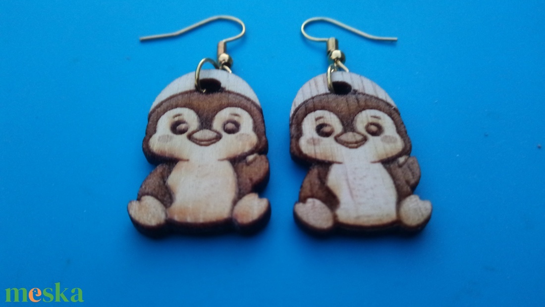 Gravírozott, kivágott pingvines fülbevaló. Pingvin alakkal készült füldísz. - esküvő - ékszer - fülbevaló - Meska.hu