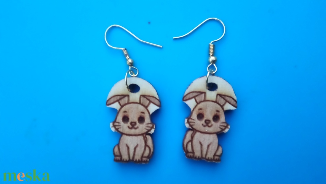 Gravírozott, kivágott nyuszis fülbevaló. Nyúl, nyuszi alakú füldísz. Nyulas mintával. - esküvő - ékszer - fülbevaló - Meska.hu