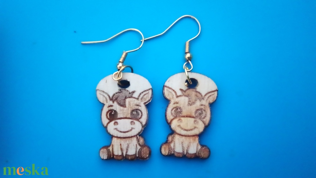 Gravírozott, kivágott lovacskás, lovas fülbevaló. Ló, lovacska, paci mintával készült füldísz. - esküvő - ékszer - fülbevaló - Meska.hu
