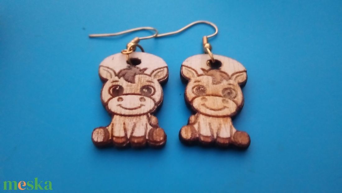 Gravírozott, kivágott lovacskás, lovas fülbevaló. Ló, lovacska, paci mintával készült füldísz. - esküvő - ékszer - fülbevaló - Meska.hu