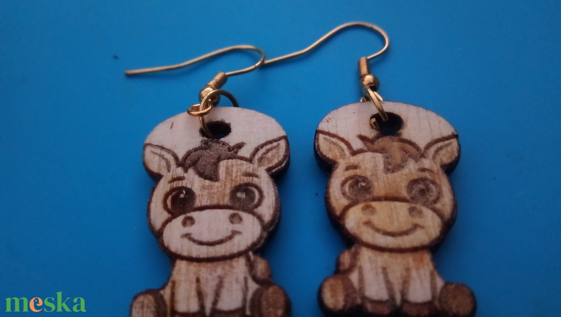Gravírozott, kivágott lovacskás, lovas fülbevaló. Ló, lovacska, paci mintával készült füldísz. - esküvő - ékszer - fülbevaló - Meska.hu
