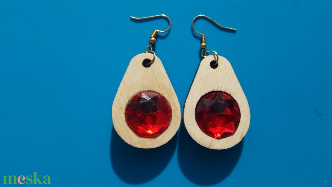 (Mű) Rubin köves fülbevaló. A rubint mind a két oldalon megtalálható.  - esküvő - ékszer - fülbevaló - Meska.hu