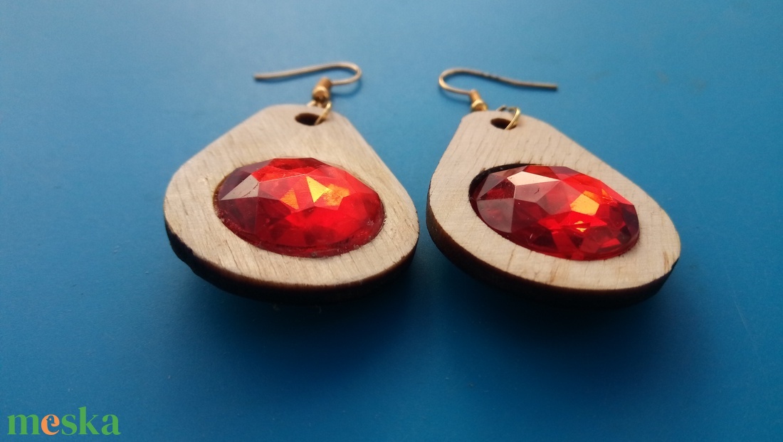 (Mű) Rubin köves fülbevaló. A rubint mind a két oldalon megtalálható.  - esküvő - ékszer - fülbevaló - Meska.hu