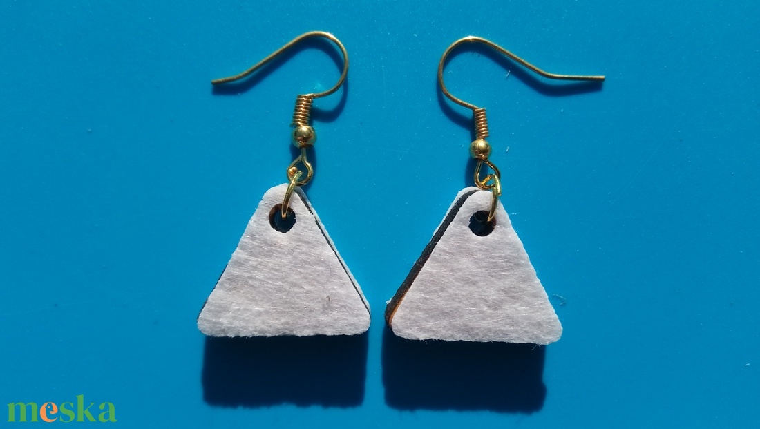 Fehér színű filc bevonatú egyedi buli fülbevaló. Karácsonyra, szilveszterre, mikulásra, vidám házibuliba vagy ajándékba. - esküvő - ékszer - fülbevaló - Meska.hu