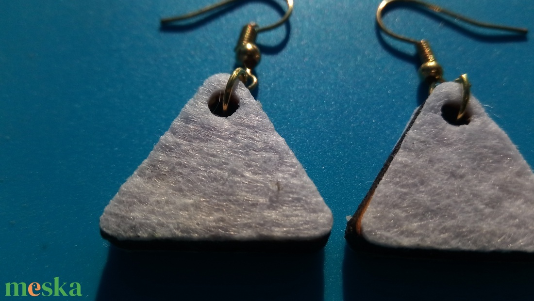 Fehér színű filc bevonatú egyedi buli fülbevaló. Karácsonyra, szilveszterre, mikulásra, vidám házibuliba vagy ajándékba. - esküvő - ékszer - fülbevaló - Meska.hu