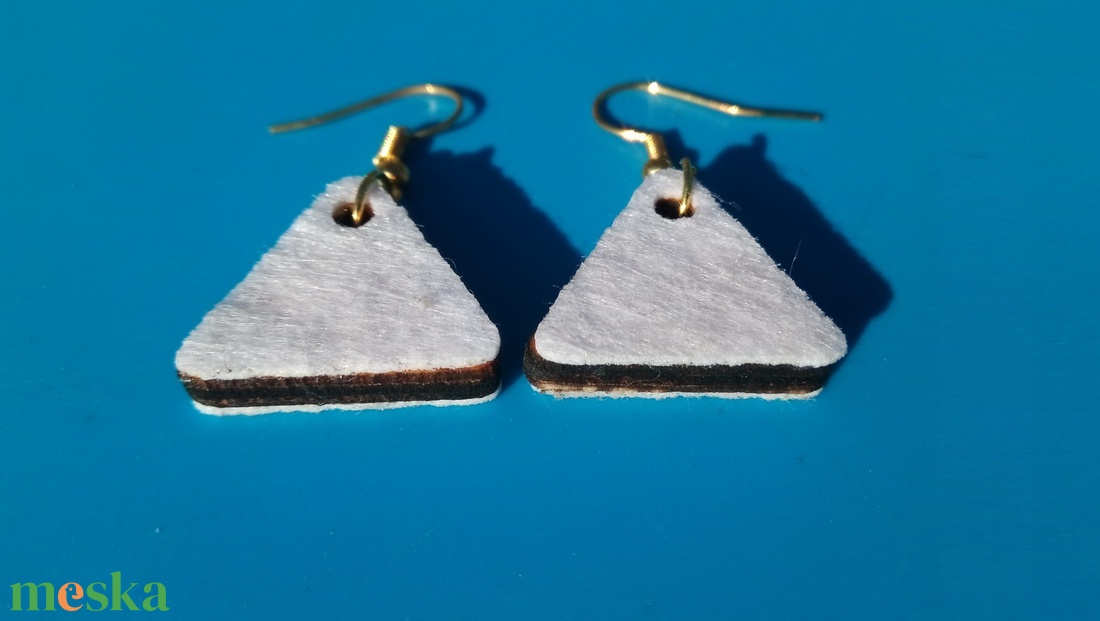 Fehér színű filc bevonatú egyedi buli fülbevaló. Karácsonyra, szilveszterre, mikulásra, vidám házibuliba vagy ajándékba. - esküvő - ékszer - fülbevaló - Meska.hu