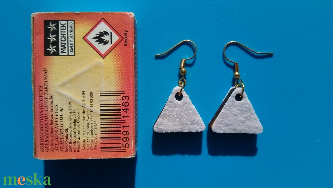 Fehér színű filc bevonatú egyedi buli fülbevaló. Karácsonyra, szilveszterre, mikulásra, vidám házibuliba vagy ajándékba. - esküvő - ékszer - fülbevaló - Meska.hu