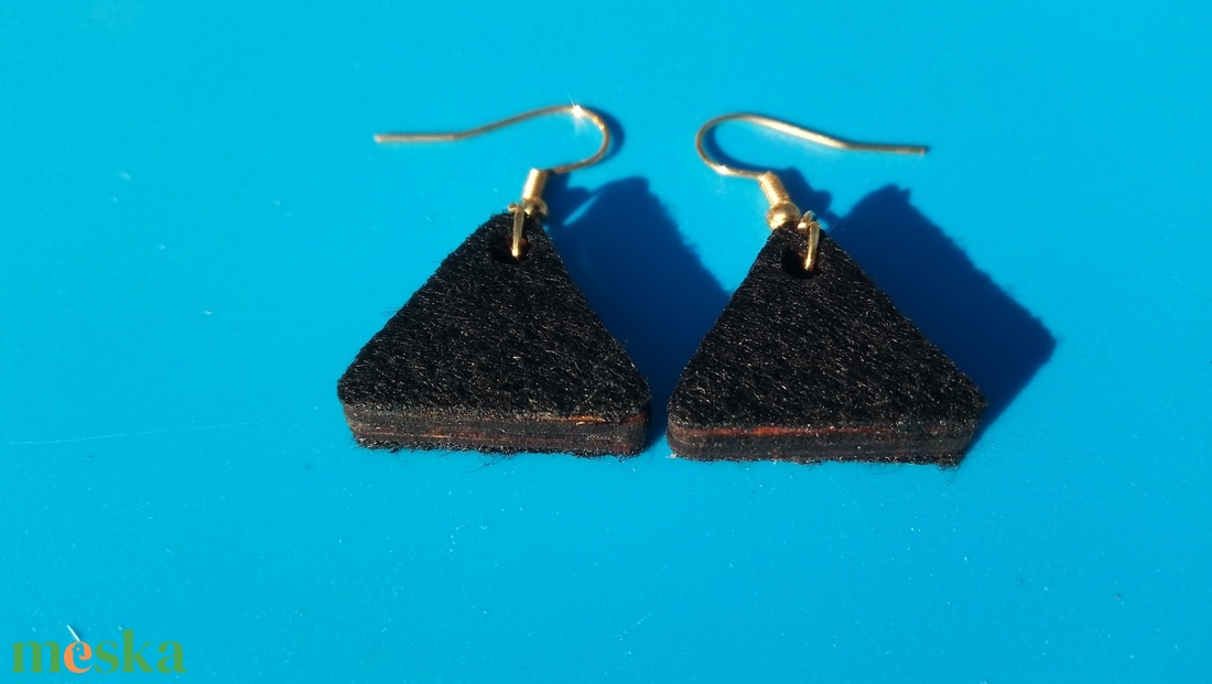 Fekete filc bevonatú egyedi buli fülbevaló. Karácsonyra, szilveszterre, mikulásra, vidám házibuliba vagy ajándékba. - esküvő - ékszer - fülbevaló - Meska.hu