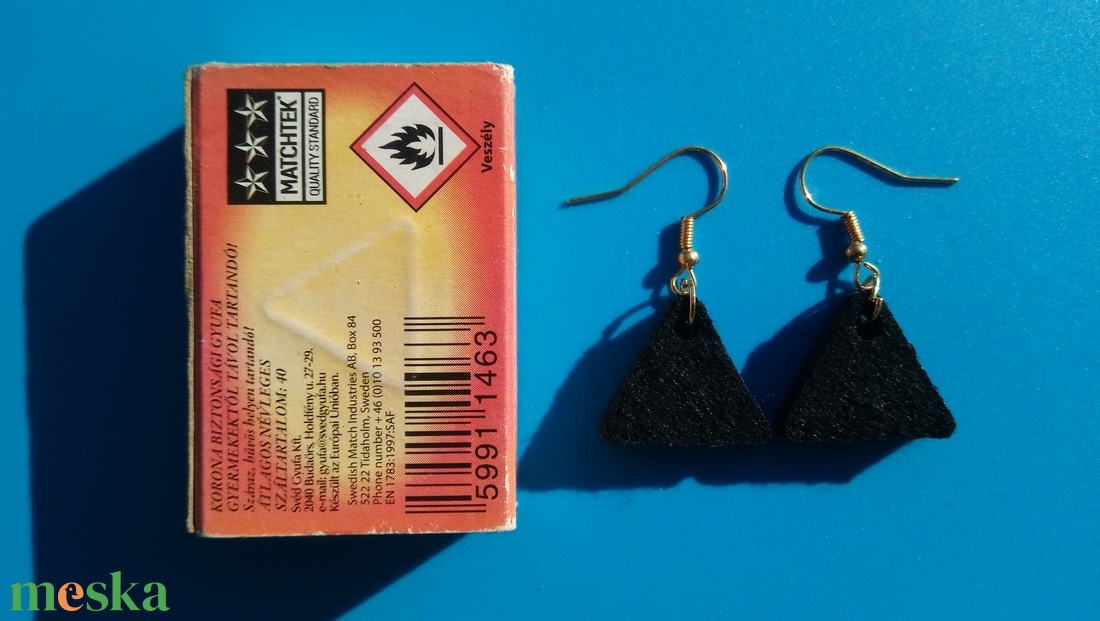 Fekete filc bevonatú egyedi buli fülbevaló. Karácsonyra, szilveszterre, mikulásra, vidám házibuliba vagy ajándékba. - esküvő - ékszer - fülbevaló - Meska.hu