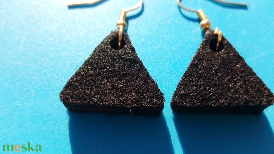 Fekete filc bevonatú egyedi buli fülbevaló. Karácsonyra, szilveszterre, mikulásra, vidám házibuliba vagy ajándékba. - esküvő - ékszer - fülbevaló - Meska.hu