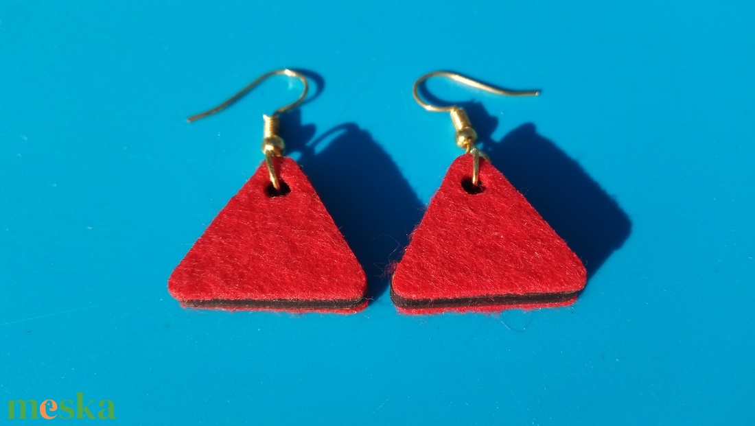 Piros filc bevonatú buli fülbevaló. Karácsonyra, szilveszterre, mikulásra, vidám házibuliba, koncertre vagy ajándékba. - esküvő - ékszer - fülbevaló - Meska.hu