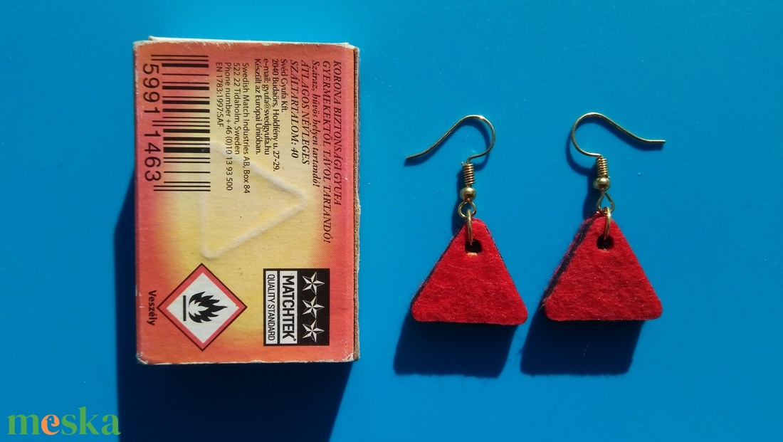 Piros filc bevonatú buli fülbevaló. Karácsonyra, szilveszterre, mikulásra, vidám házibuliba, koncertre vagy ajándékba. - esküvő - ékszer - fülbevaló - Meska.hu