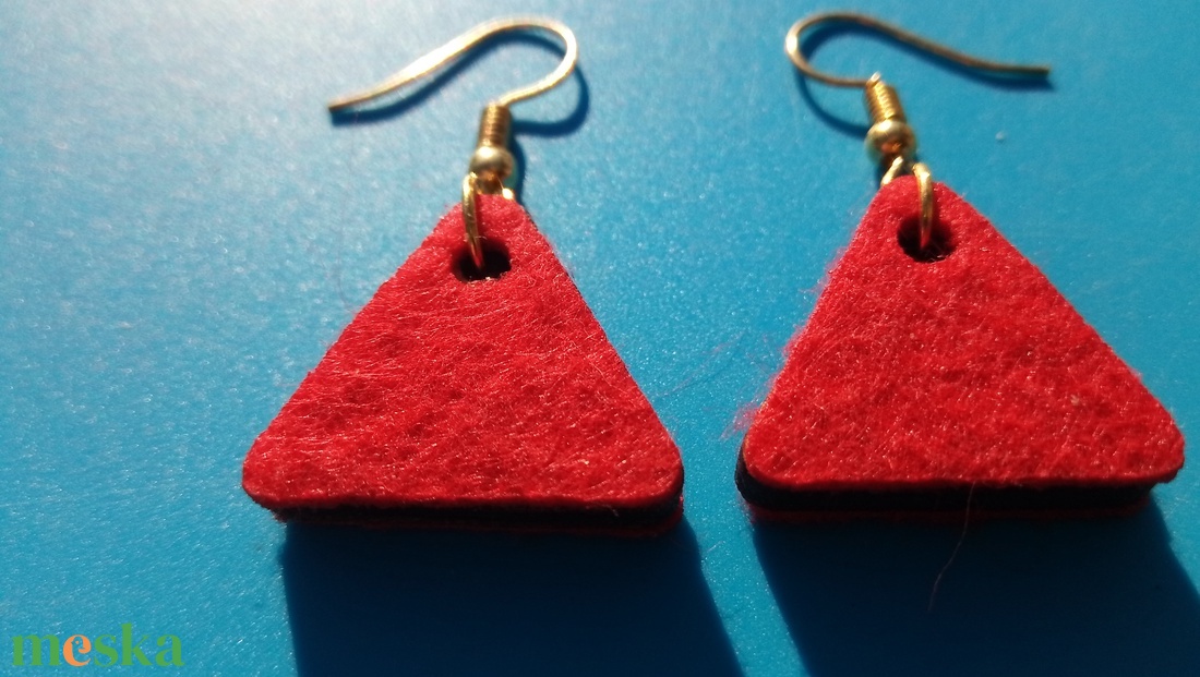 Piros filc bevonatú buli fülbevaló. Karácsonyra, szilveszterre, mikulásra, vidám házibuliba, koncertre vagy ajándékba. - esküvő - ékszer - fülbevaló - Meska.hu