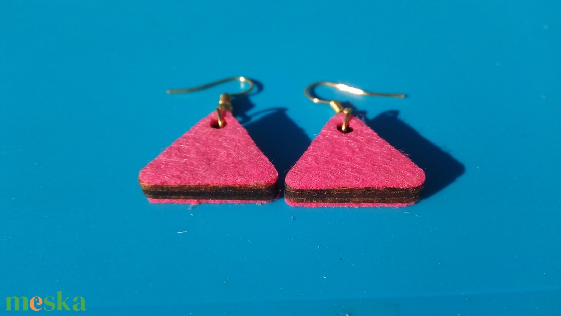 Rózsaszín filc bevonatú buli fülbevaló Karácsonyra, szilveszterre, mikulásra, vidám házibuliba, koncertre vagy ajándékba - esküvő - ékszer - fülbevaló - Meska.hu