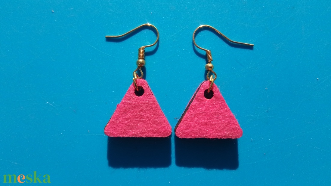 Rózsaszín filc bevonatú buli fülbevaló Karácsonyra, szilveszterre, mikulásra, vidám házibuliba, koncertre vagy ajándékba - esküvő - ékszer - fülbevaló - Meska.hu