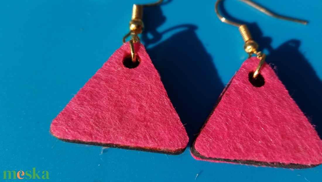 Rózsaszín filc bevonatú buli fülbevaló Karácsonyra, szilveszterre, mikulásra, vidám házibuliba, koncertre vagy ajándékba - esküvő - ékszer - fülbevaló - Meska.hu