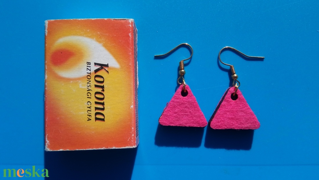 Rózsaszín filc bevonatú buli fülbevaló Karácsonyra, szilveszterre, mikulásra, vidám házibuliba, koncertre vagy ajándékba - esküvő - ékszer - fülbevaló - Meska.hu