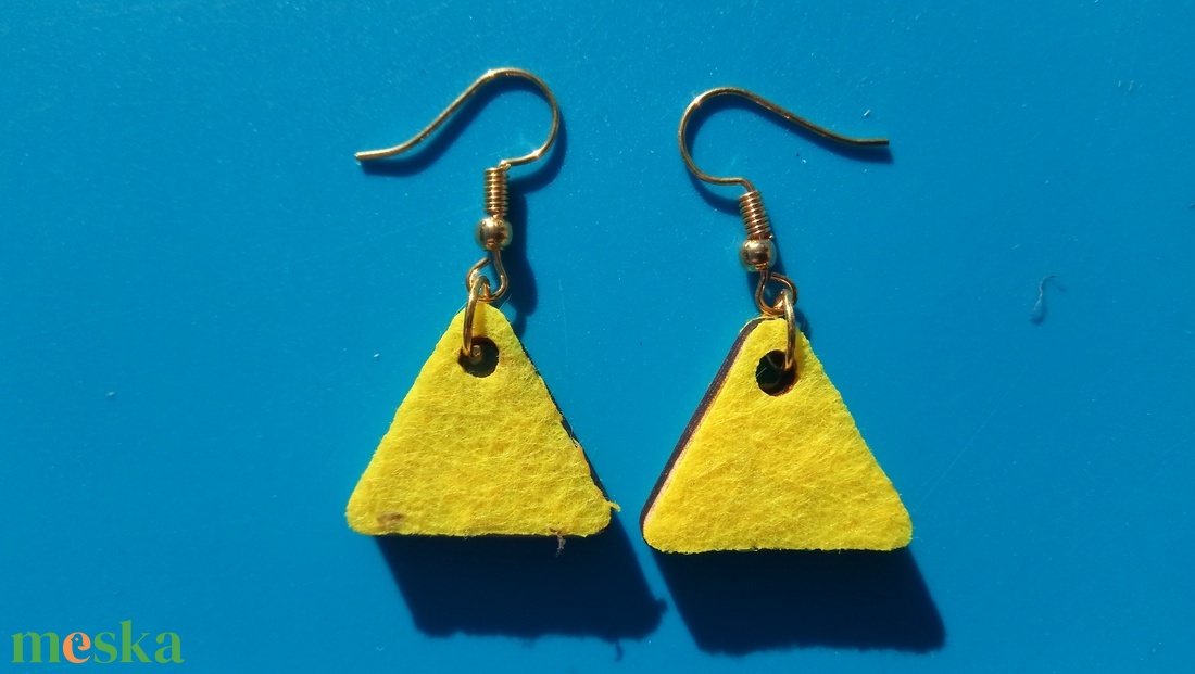 Sárga filc bevonatú buli fülbevaló. Karácsonyra, szilveszterre, mikulásra, vidám házibuliba, koncertre vagy ajándékba. - esküvő - ékszer - fülbevaló - Meska.hu