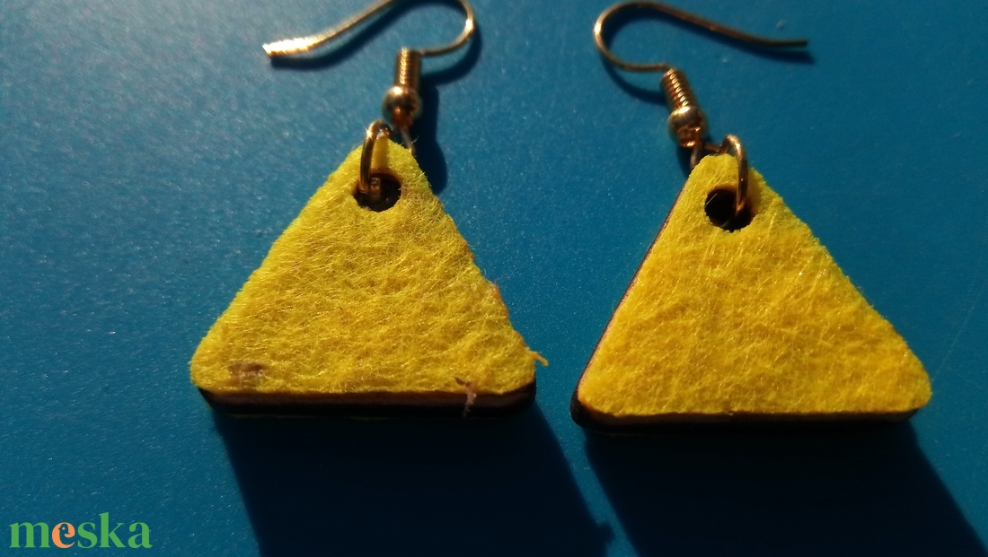 Sárga filc bevonatú buli fülbevaló. Karácsonyra, szilveszterre, mikulásra, vidám házibuliba, koncertre vagy ajándékba. - esküvő - ékszer - fülbevaló - Meska.hu