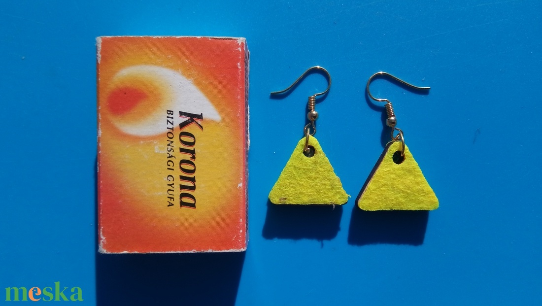 Sárga filc bevonatú buli fülbevaló. Karácsonyra, szilveszterre, mikulásra, vidám házibuliba, koncertre vagy ajándékba. - esküvő - ékszer - fülbevaló - Meska.hu