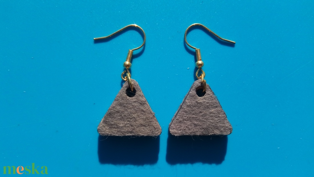 Szürke filc bevonatú buli fülbevaló. Karácsonyra, szilveszterre, mikulásra, vidám házibuliba, koncertre vagy ajándékba. - esküvő - ékszer - fülbevaló - Meska.hu