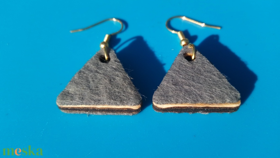 Szürke filc bevonatú buli fülbevaló. Karácsonyra, szilveszterre, mikulásra, vidám házibuliba, koncertre vagy ajándékba. - esküvő - ékszer - fülbevaló - Meska.hu