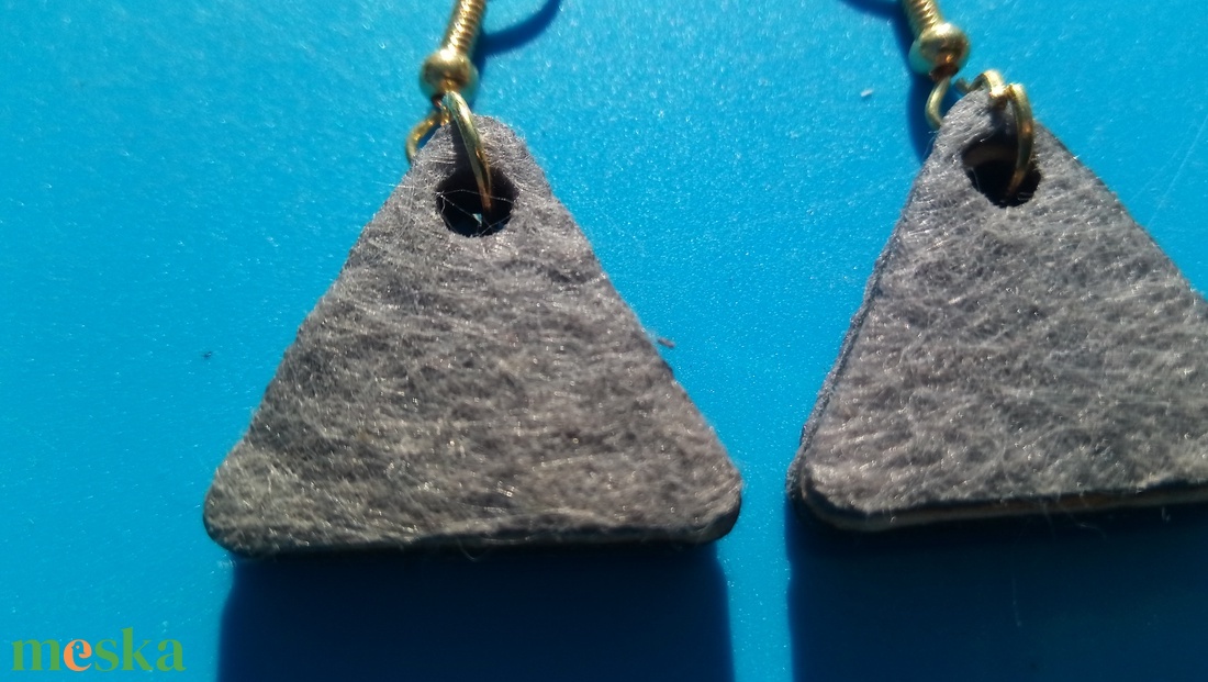 Szürke filc bevonatú buli fülbevaló. Karácsonyra, szilveszterre, mikulásra, vidám házibuliba, koncertre vagy ajándékba. - esküvő - ékszer - fülbevaló - Meska.hu