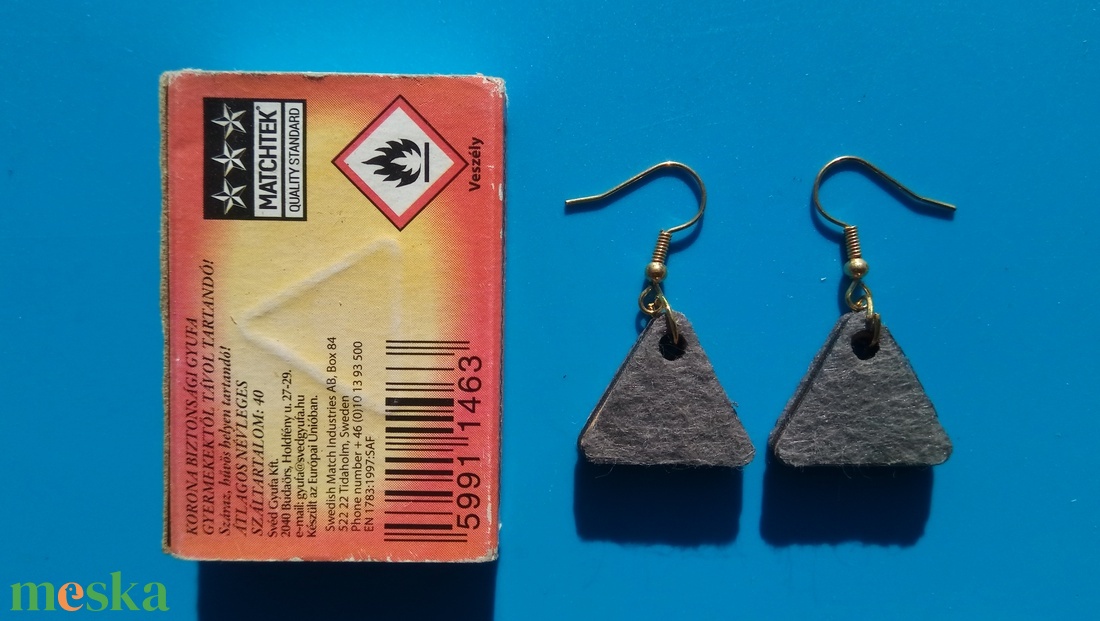 Szürke filc bevonatú buli fülbevaló. Karácsonyra, szilveszterre, mikulásra, vidám házibuliba, koncertre vagy ajándékba. - esküvő - ékszer - fülbevaló - Meska.hu