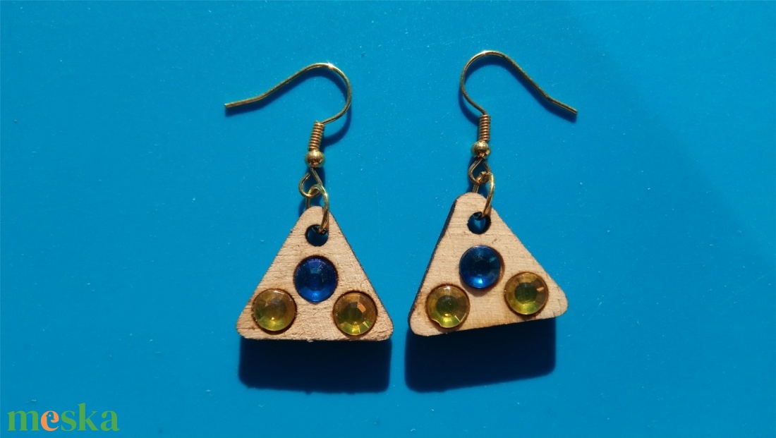 Kék, sárga strasszos buli fülbevaló. Karácsonyra, szilveszterre, mikulásra, vidám házibuliba, koncertre vagy ajándékba. - esküvő - ékszer - fülbevaló - Meska.hu