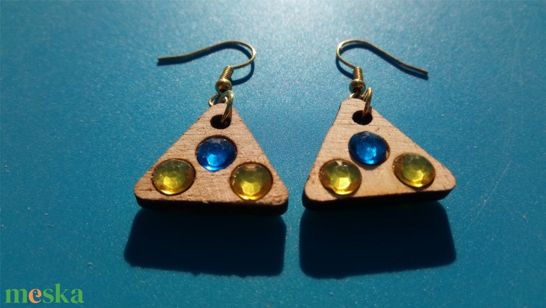 Kék, sárga strasszos buli fülbevaló. Karácsonyra, szilveszterre, mikulásra, vidám házibuliba, koncertre vagy ajándékba. - esküvő - ékszer - fülbevaló - Meska.hu