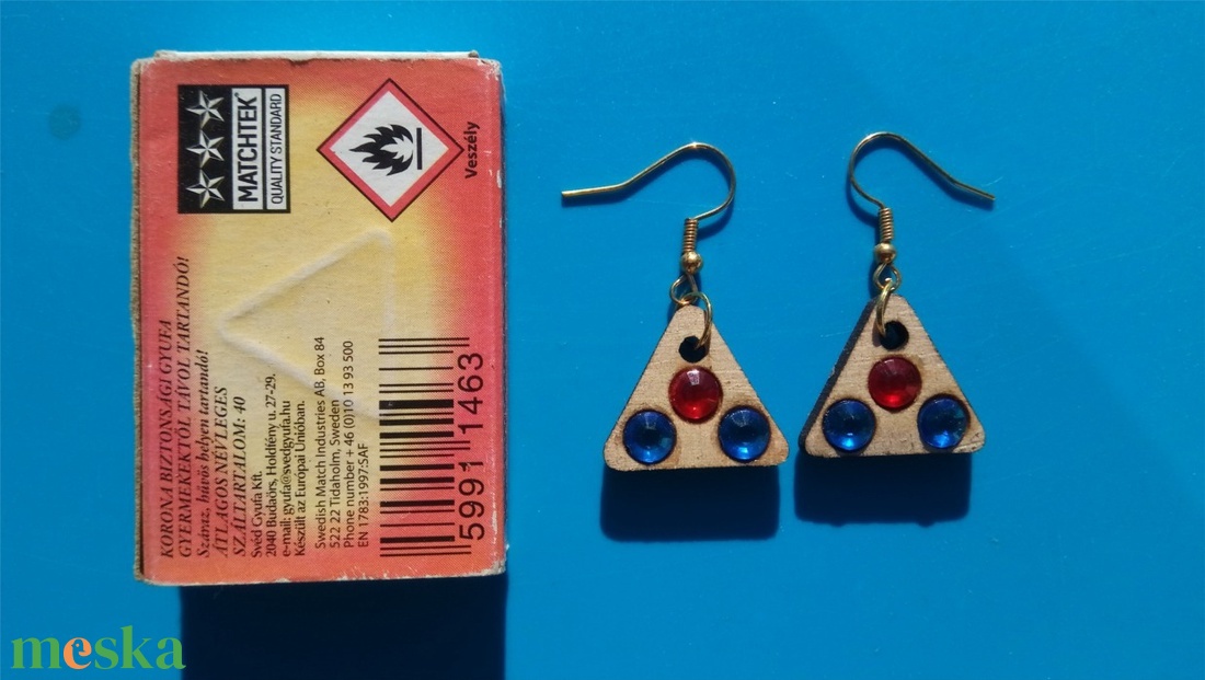 Piros, kék strasszos buli fülbevaló. Karácsonyra, szilveszterre, mikulásra, vidám házibuliba, koncertre vagy ajándékba. - esküvő - ékszer - fülbevaló - Meska.hu