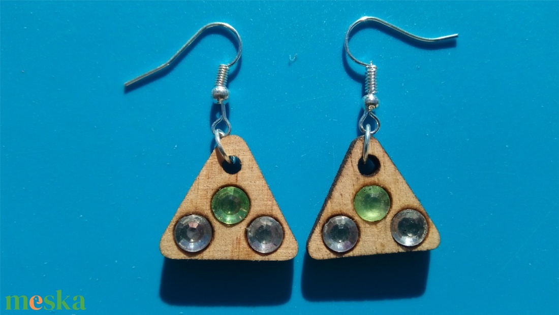 Zöld, fehér strasszos buli fülbevaló Karácsonyra, szilveszterre, mikulásra, vidám házibuliba, koncertre vagy ajándékba. - esküvő - ékszer - fülbevaló - Meska.hu