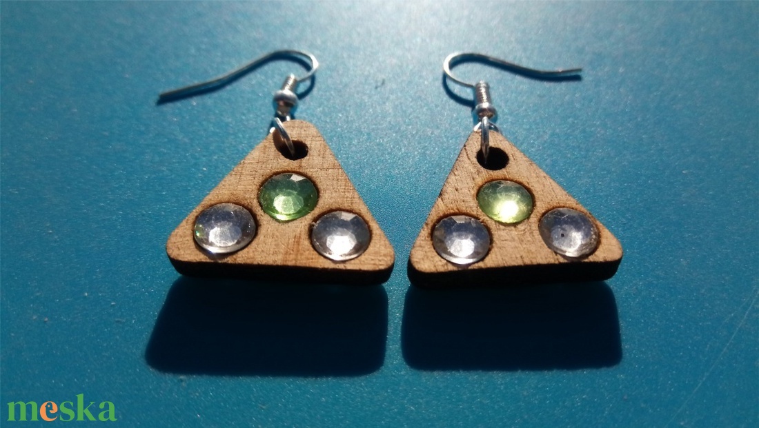 Zöld, fehér strasszos buli fülbevaló Karácsonyra, szilveszterre, mikulásra, vidám házibuliba, koncertre vagy ajándékba. - esküvő - ékszer - fülbevaló - Meska.hu