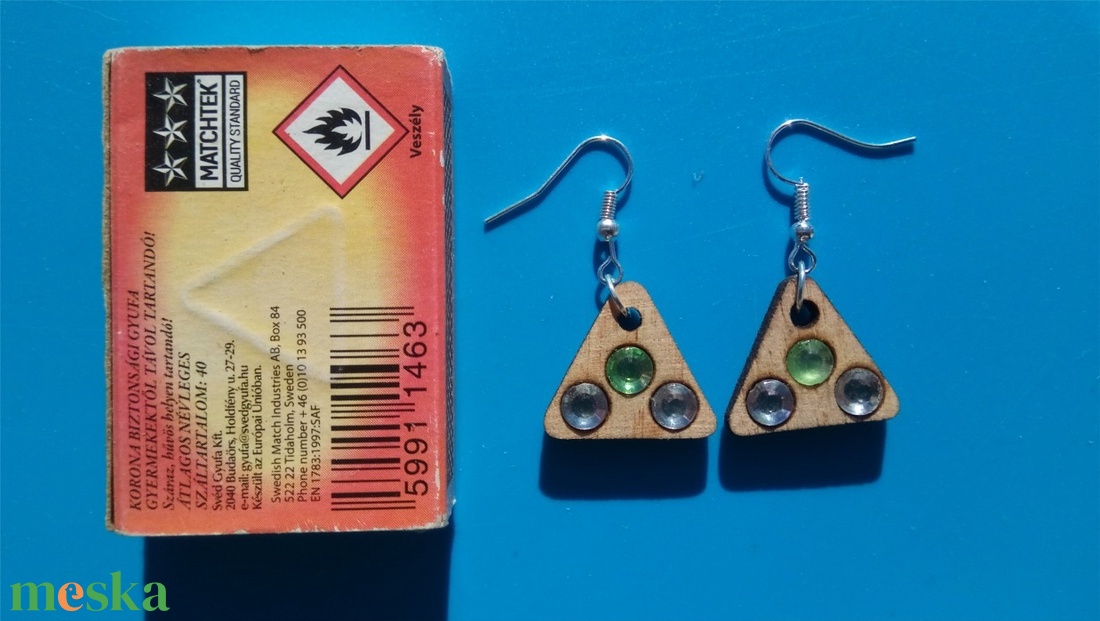 Zöld, fehér strasszos buli fülbevaló Karácsonyra, szilveszterre, mikulásra, vidám házibuliba, koncertre vagy ajándékba. - esküvő - ékszer - fülbevaló - Meska.hu