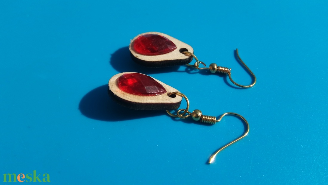 Piros csepp strasszos buli fülbevaló Karácsonyra, szilveszterre, mikulásra, vidám házibuliba, koncertre vagy ajándékba. - esküvő - ékszer - fülbevaló - Meska.hu