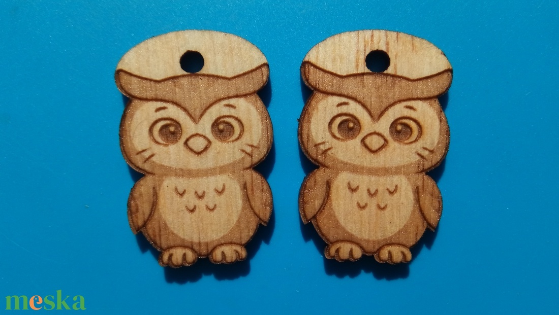 Baglyos zsinórdísz. Bagoly mintával készült háti- és tornazsákdísz. Bagollyal készült függődísz. A csomagban 2 db van. - ékszer - lábdísz és testékszer - lábgyűrű és lábdísz - Meska.hu