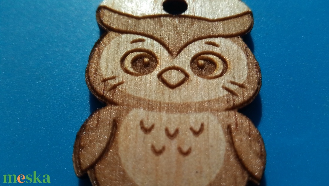 Baglyos zsinórdísz. Bagoly mintával készült háti- és tornazsákdísz. Bagollyal készült függődísz. A csomagban 2 db van. - ékszer - lábdísz és testékszer - lábgyűrű és lábdísz - Meska.hu