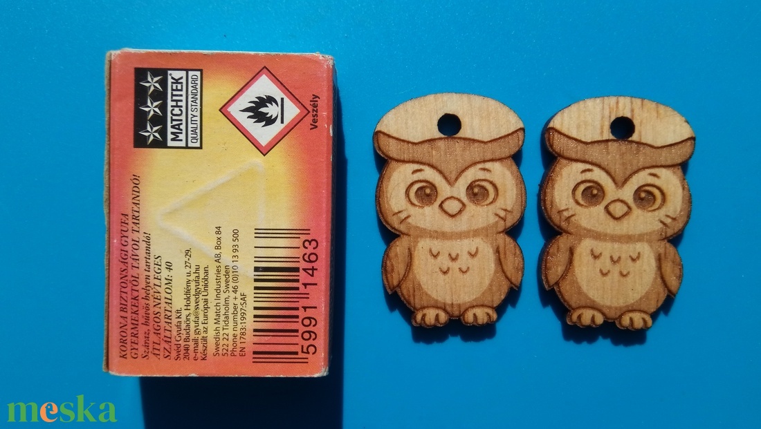 Baglyos zsinórdísz. Bagoly mintával készült háti- és tornazsákdísz. Bagollyal készült függődísz. A csomagban 2 db van. - ékszer - lábdísz és testékszer - lábgyűrű és lábdísz - Meska.hu