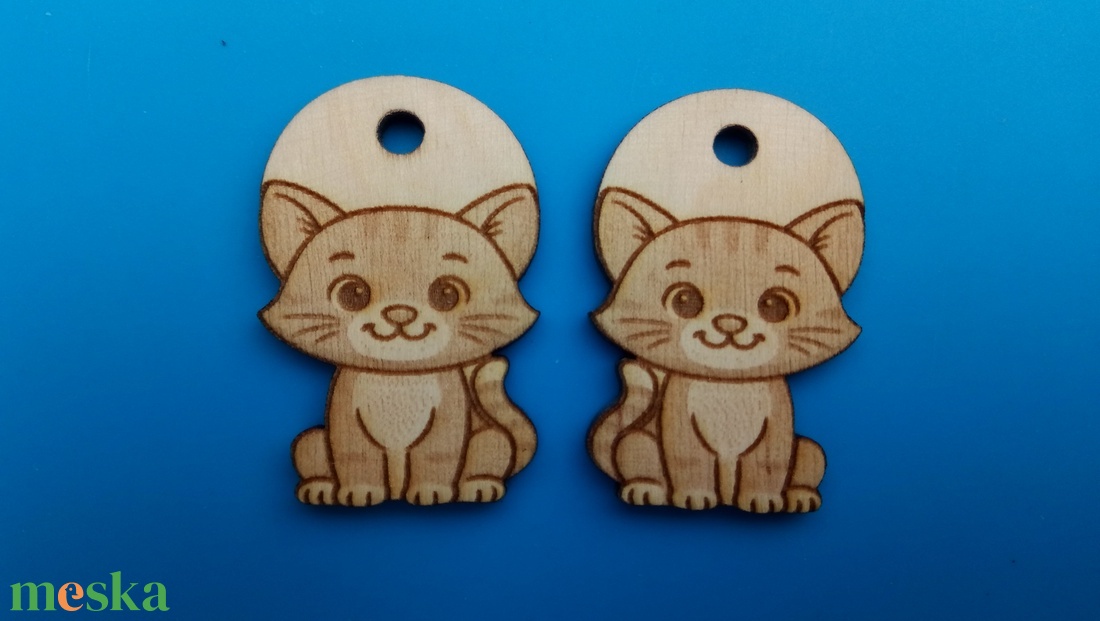 Cicás zsinórdísz. Cica, macska mintával készült háti- és tornazsákdísz. Cicával készült függődísz. A csomagban 2 db van. - ékszer - lábdísz és testékszer - lábgyűrű és lábdísz - Meska.hu