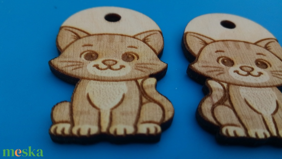 Cicás zsinórdísz. Cica, macska mintával készült háti- és tornazsákdísz. Cicával készült függődísz. A csomagban 2 db van. - ékszer - lábdísz és testékszer - lábgyűrű és lábdísz - Meska.hu