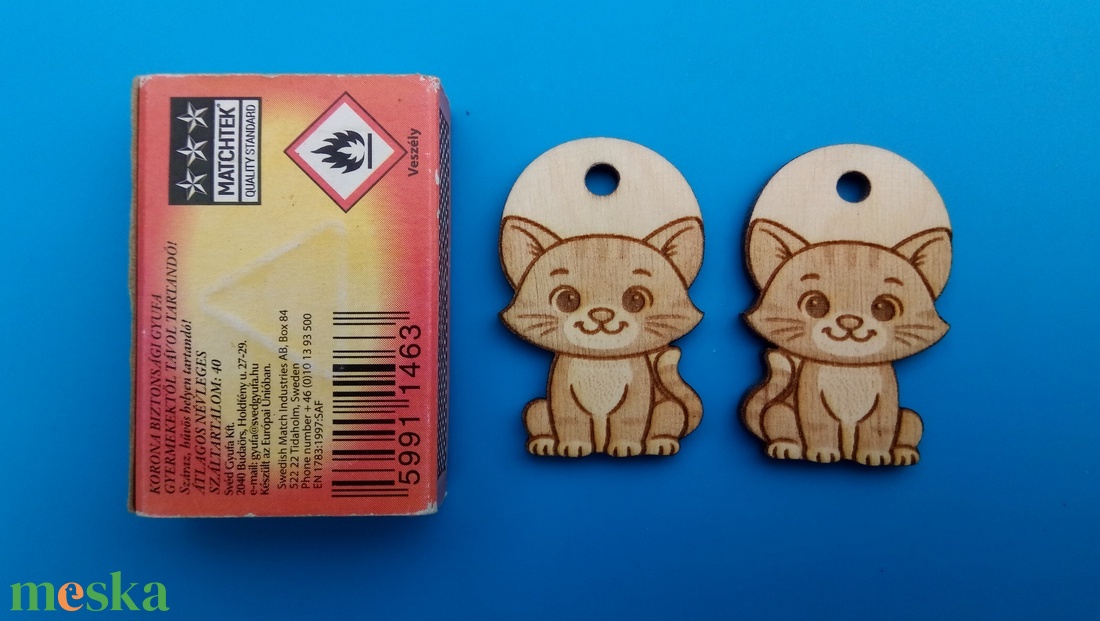 Cicás zsinórdísz. Cica, macska mintával készült háti- és tornazsákdísz. Cicával készült függődísz. A csomagban 2 db van. - ékszer - lábdísz és testékszer - lábgyűrű és lábdísz - Meska.hu