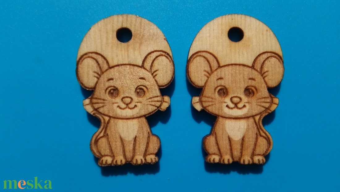 Egeres zsinórdísz. Egér egérke mintával készült háti- és tornazsákdísz. Egérrel készült függődísz. A csomagban 2 db van. - ékszer - lábdísz és testékszer - lábgyűrű és lábdísz - Meska.hu