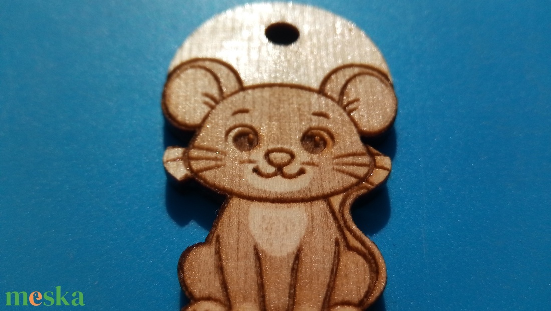 Egeres zsinórdísz. Egér egérke mintával készült háti- és tornazsákdísz. Egérrel készült függődísz. A csomagban 2 db van. - ékszer - lábdísz és testékszer - lábgyűrű és lábdísz - Meska.hu